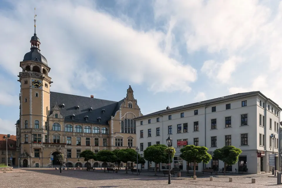 Ein malerischer Blick auf das historische Rathaus in Köthen, das gotische Architektur präsentiert.
